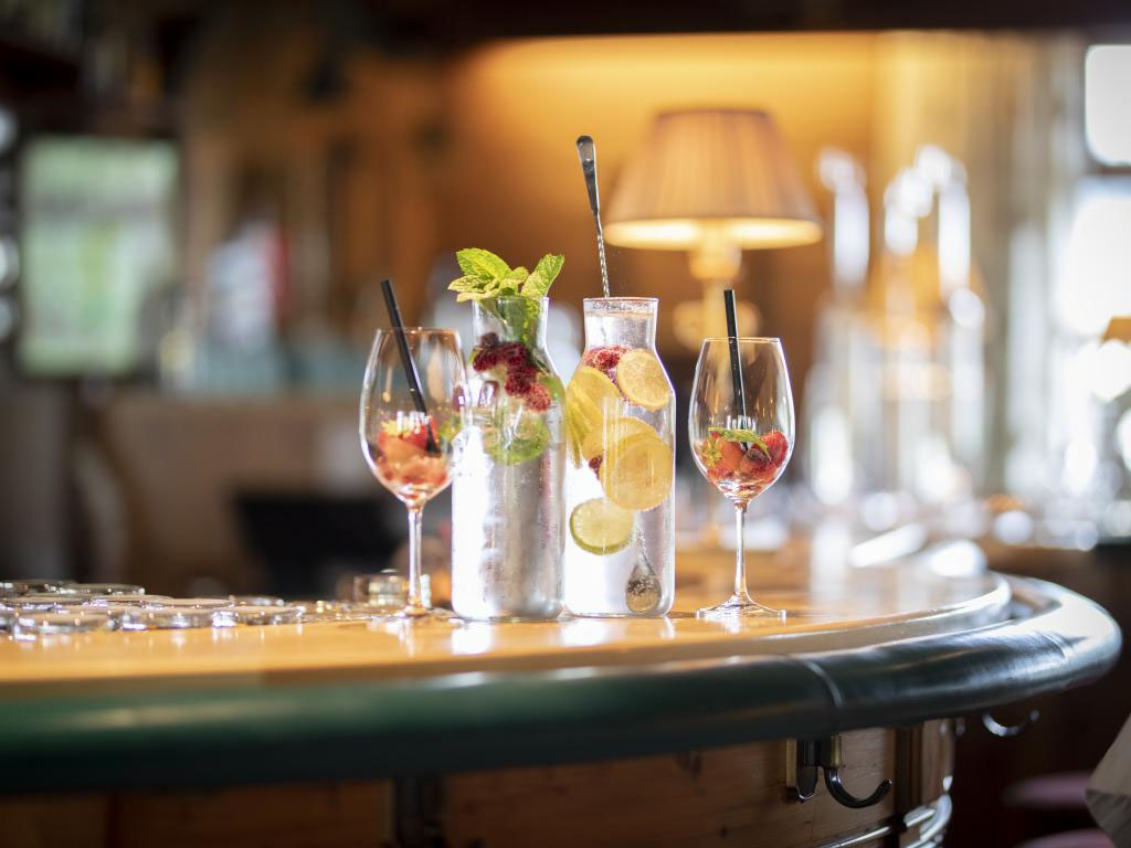Cocktails an der Bar - Hotel****s Der Kirchenwirt, Reith/Alpbachtal/Tirol/Österreich